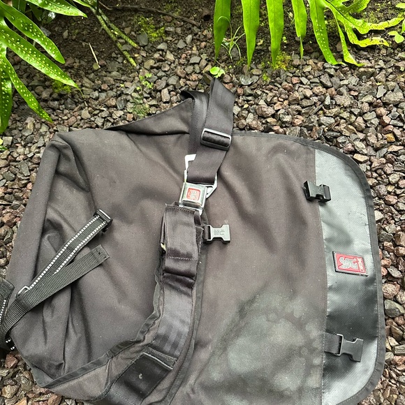 Sleek Black and Gray Messenger Bag - Picture 3 of 7